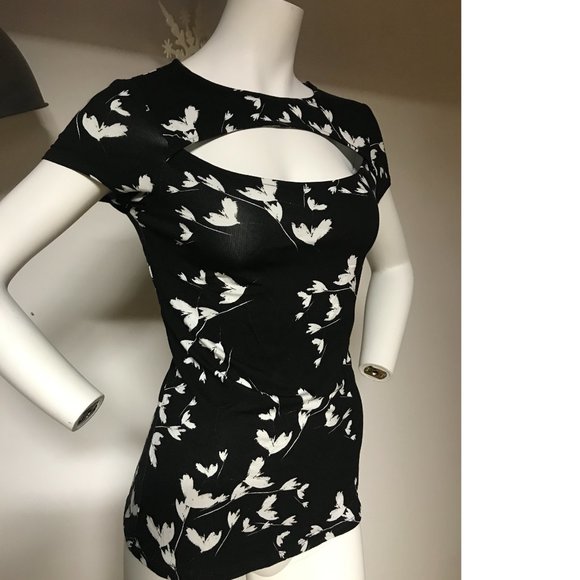 Le Chateau black white floral cut out shirt blouse top short sleeve NWT - Picture 2 of 4
